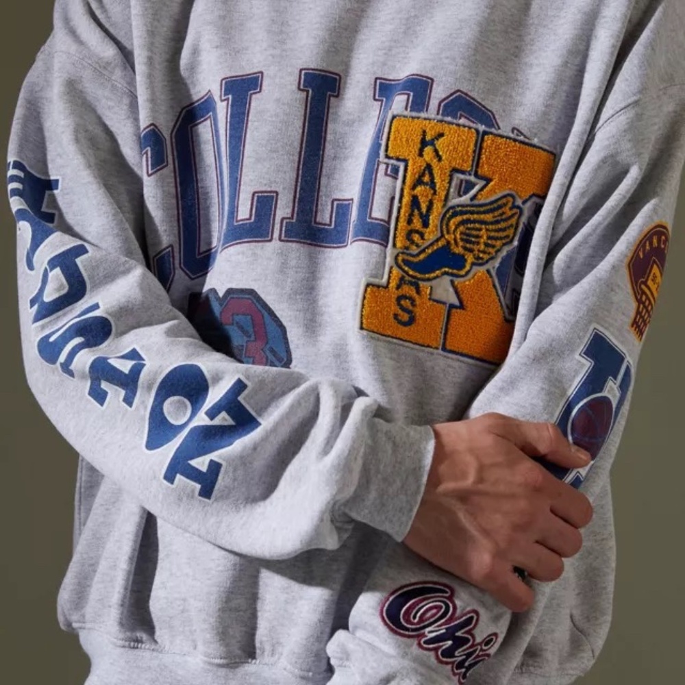 Urban Outfitters UO Varsity College Badge Crew Neck Sweatshirt Gray Unisex M - Picture 6 of 6